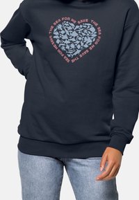 Mörk marinblå sweatshirt med en hjärtformad grafik fylld med silhuetter av havsliv, omgiven av texten "RÄDDA HAVET FÖR MIG" i ljusrosa.