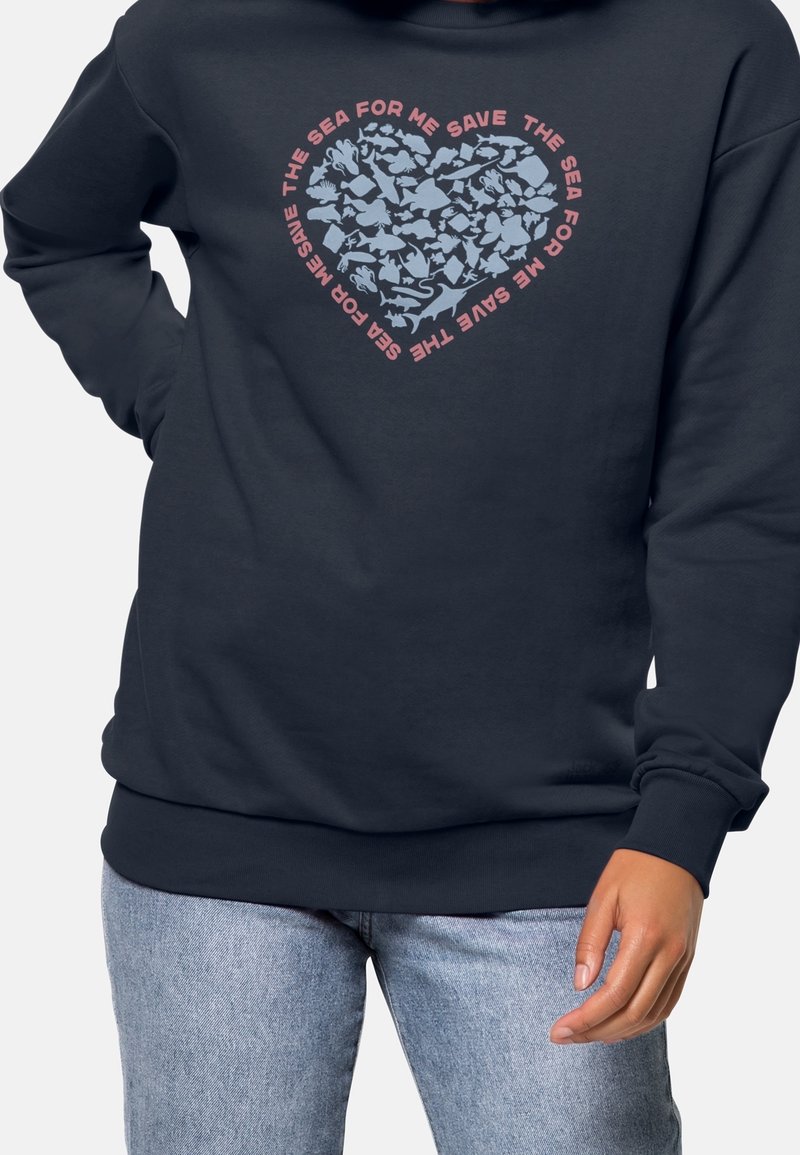 Mörk marinblå sweatshirt med en hjärtformad grafik fylld med silhuetter av havsliv, omgiven av texten "RÄDDA HAVET FÖR MIG" i ljusrosa.