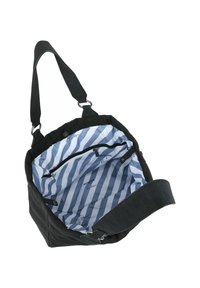 Bolsa de lona negra con un interior a rayas en azul y blanco, que cuenta con un compartimento espacioso, correa ajustable y un bolsillo con cremallera.