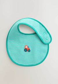 Babys haklapp med turkos-randigt mönster och mjuk textur, prydd med röd traktorbrodyr och två tryckknappar för justerbar passform.