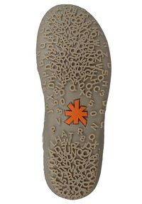 Podeszwa buta wykonana z beżowego gumowego materiału, z wzorem składającym się z alfanumerycznych znaków. Centralne pomarańczowe logo w kształcie asteryski.