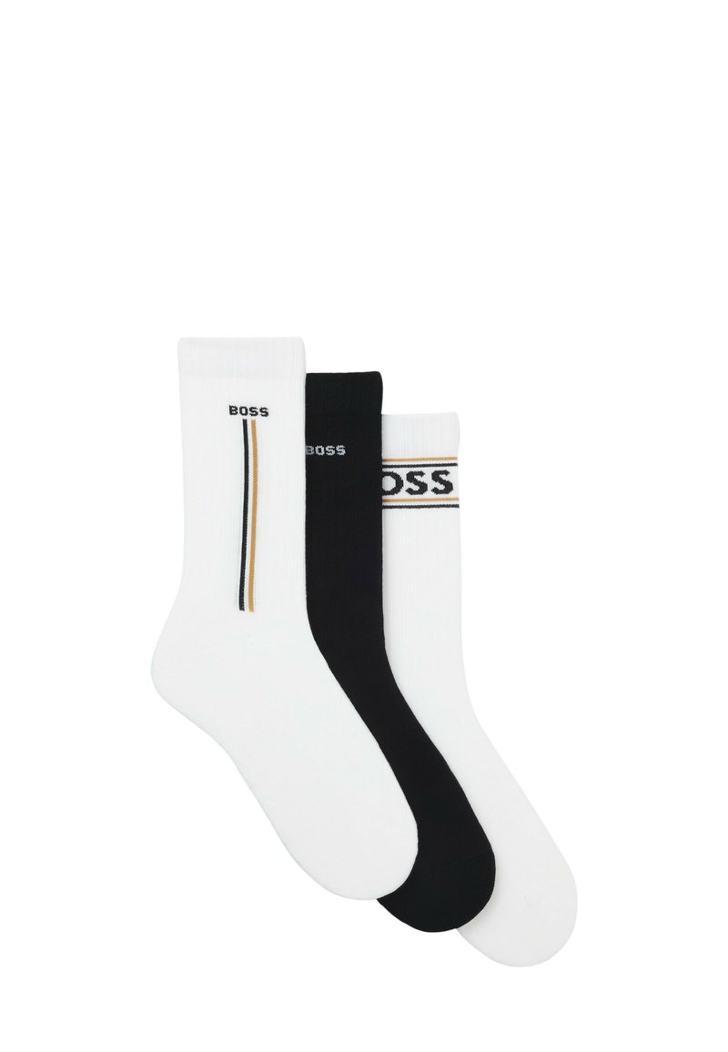 Drei Paar Knöchelsocken in Weiß und Schwarz, jeweils mit "BOSS"-Logo und gestreiften Details am Bündchen oder an der Seite.