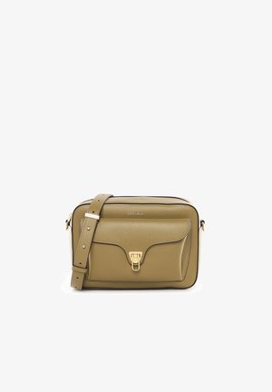 Borsa a tracolla rettangolare in pelle verde oliva con tasca anteriore a patta, chiusura dorata e tracolla regolabile su sfondo bianco.