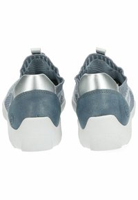 Scarpe slip-on in maglia grigia con punta arrotondata, collo imbottito, dettagli metallici argentati e suola in gomma bianca.