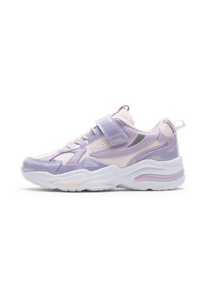 Zapatilla deportiva gruesa en lila pastel y blanco con tira de velcro, cordones y suela blanca gruesa con detalle rosa.