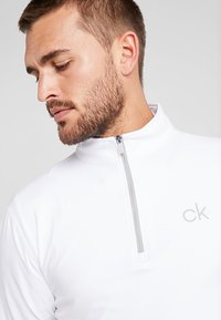 Calvin Klein Golf NEWPORT HALF ZIP - Tops ar garām piedurknēm - white