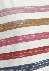 Tissu blanc avec des rayures horizontales texturées effet coup de pinceau en rose, marron, rose foncé, rouge et bleu marine.