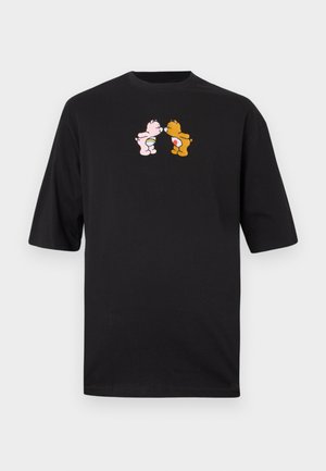 Czarny krótki rękaw t-shirt z okrągłym dekoltem. Na przodzie haftowane różowe i brązowe misie w stylu kreskówkowym, zwrócone twarzami do siebie.