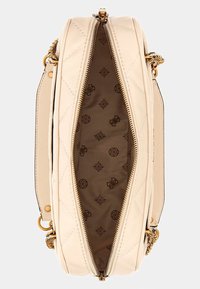 Gepolsterte cremefarbene Lederhandtasche mit goldenen Beschlägen, oberem Reißverschluss und braunem Innenfutter mit floralen Motiven.