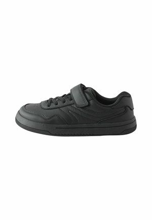 Zwarte lage sneaker met veters en een enkele klittenbandsluiting, met gestikte golfpatronen en een dikke rubberen zool.