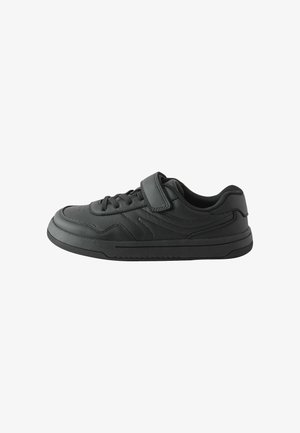 Czarny niski sneaker z sznurowadłami i jedną paskiem na rzep, z przeszyciami w kształcie fal i grubą gumową podeszwą.