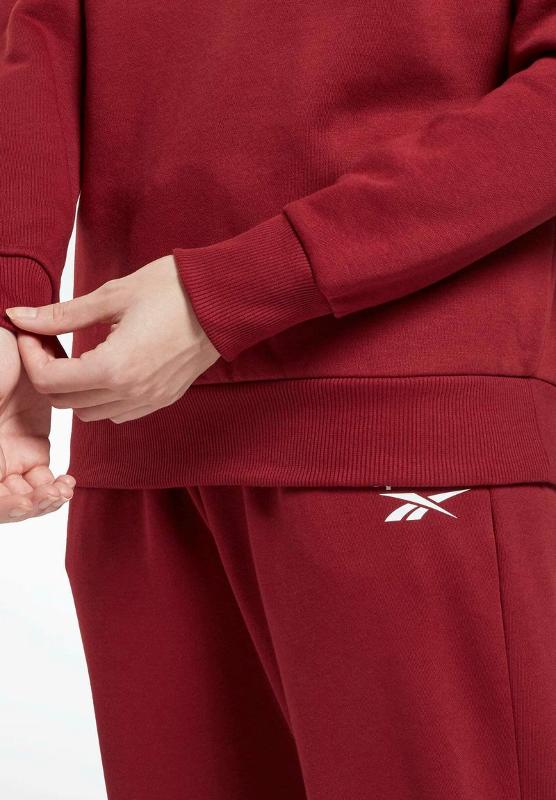 Damen Sweatshirts | Reebok IDENTITY CREW Sweatshirt red/rot - QE89344 Damen Sweatshirts | Reebok IDENTITY CREW Sweatshirt red/rot - QE89344