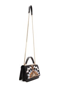 Bolso de mano de cuero negro con diseño geométrico en azul, marrón y crema, que cuenta con una correa de cadena dorada y un mango superior para un transporte versátil.