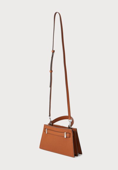 Sac en cuir texturé marron en forme triangulaire, avec des accents en métal argenté et une bandoulière réglable.
