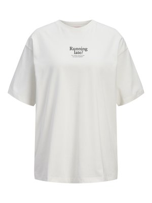 Bela majica kratkih rokavov s črnim napisom "Še vedno zamujate? Ni problema, obujte najljubše superge" na sredini prsnega koša.