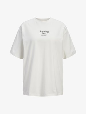 Bela majica kratkih rokavov s črnim napisom "Še vedno zamujate? Ni problema, obujte najljubše superge" na sredini prsnega koša.