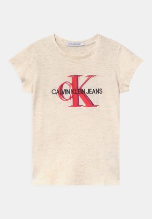Lichtbeige katoenen T-shirt met korte mouwen en een ronde hals. Voorzien van een opvallend rood-zwart logo, "CALVIN KLEIN JEANS."