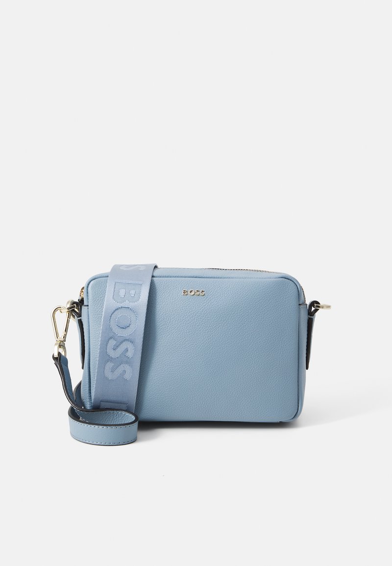 Borsa a tracolla in pelle blu chiaro con hardware dorato, logo 'BOSS' impresso, chiusura con zip e tracolla regolabile. Texture liscia e forma rettangolare.