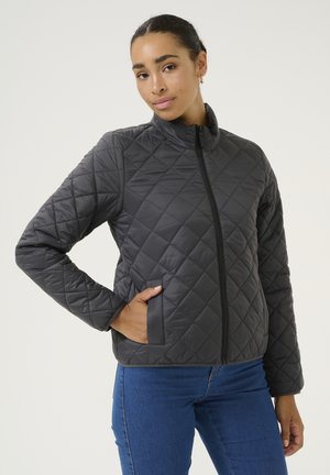 Veste noire matelassée avec un col haut, fermeture éclair à l'avant et poches latérales ; fabriquée dans un matériau lisse et léger.