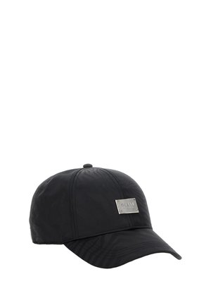 Gorra de béisbol negra hecha de tela con un patrón sutil. Presenta una placa de logo plateada en la parte frontal y una visera curvada.