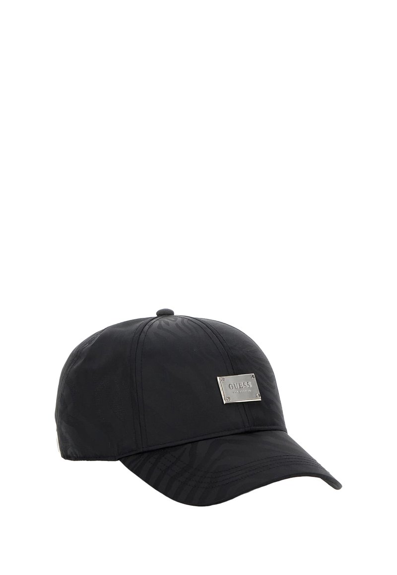 Gorra de béisbol negra hecha de tela con un patrón sutil. Presenta una placa de logo plateada en la parte frontal y una visera curvada.