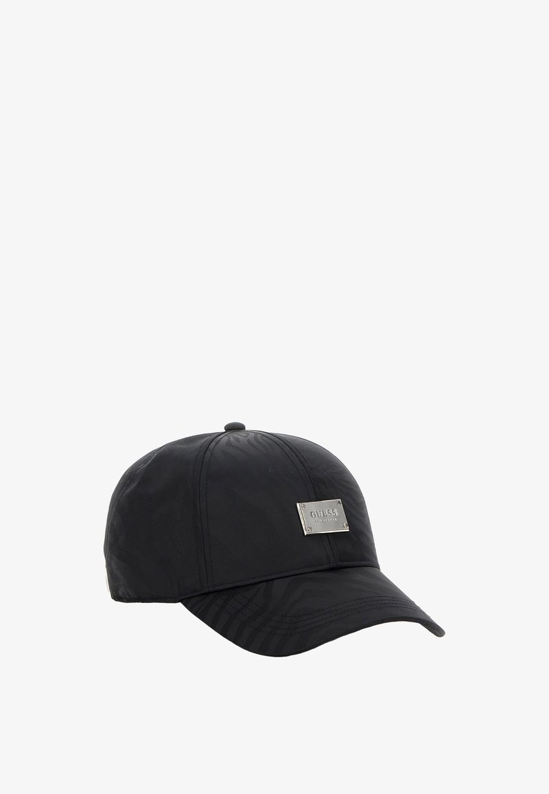 Gorra de béisbol negra hecha de tela con un patrón sutil. Presenta una placa de logo plateada en la parte frontal y una visera curvada.