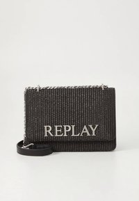 Schwarze gewebte Tasche mit silberfarbener Kettentriangel und "REPLAY"-Logo auf der Vorderseite. Verfügt über eine rechteckige Form und eine strukturierte Oberfläche.