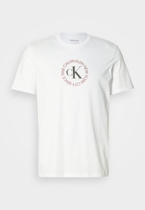 Witte katoenen t-shirt met ronde hals. Gecentreerde grafiek toont "Calvin Klein New York Sinds 1968" in een rood en grijs cirkelvormig tekstontwerp.