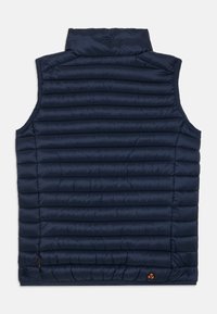 Námornícky modrý prešívaný bezrukávový puffer vest s vysokým golierom, horizontálnym šitím a štítkami z recyklovaných materiálov na spodnej strane.