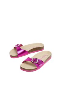 Rosa metalliska slip-in-sandaler med korksål, justerbar rem med en silverfärgad spänne och en strukturerad fotbädd för komfort.