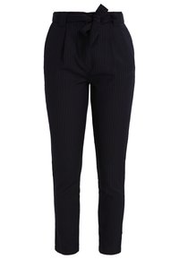 Svarta randiga byxor med hög midja, matchande bälte, smal passform och subtil struktur. Har bälteshällor och ficköppningar.