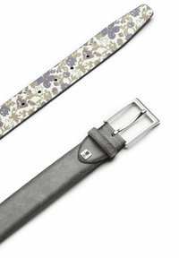 Zwei Gürtel: Der eine hat ein florales Muster in Lila und Beige auf Weiß, der andere ist aus grauem Wildleder mit einer silbernen rechteckigen Schnalle.