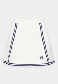 Falda blanca con franjas de acento azul marino a lo largo de los lados. Cuenta con una cintura ajustada y un logo bordado cerca del dobladillo. Textura de tela suave.