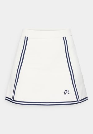 Hvit skjørt med marineblå aksentstriper langs sidene. Har en tettsittende midje og en logo brodert nær kanten. Glatt stofftekstur.