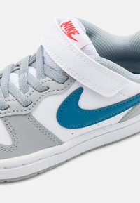 Nike Sportswear COURT BOROUGH 2 UNISEX  - Sneakers basse - white/marina/light smoke grey/habanero red