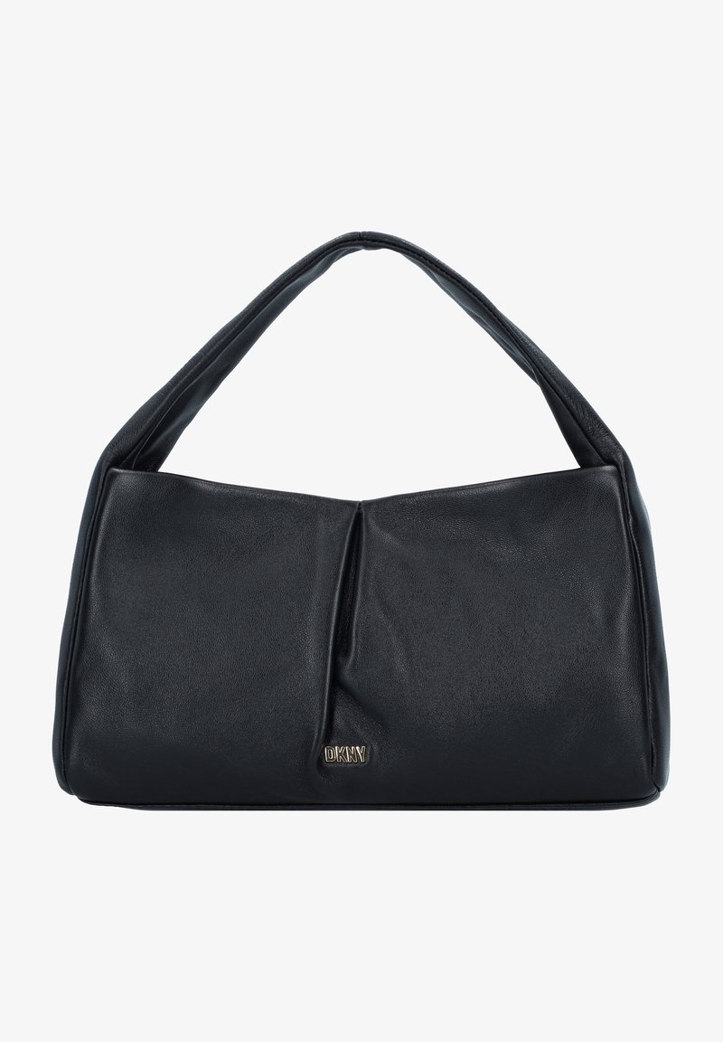 Sac bandoulière DKNY en cuir noir avec une texture douce et une poignée incurvée, présentant de subtiles plis à l'avant et une petite plaque logo dorée.