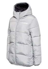 Lys grå pufferjakke med hætte, med frontlynlås, elastiske manchetter og vandret quiltet design. "Hummel Sportswear" logo vist.