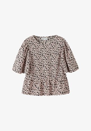 Blouse rose clair avec taches florales noires et rose foncé, col rond, manches 3/4 évasées avec détail froncé au bas.