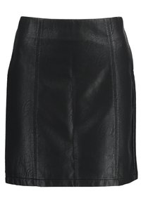 Svart fusk läder mini kjol med rak skärning, texturerad yta och synlig sömnad på sidorna. Inga ytterligare dekorationer.