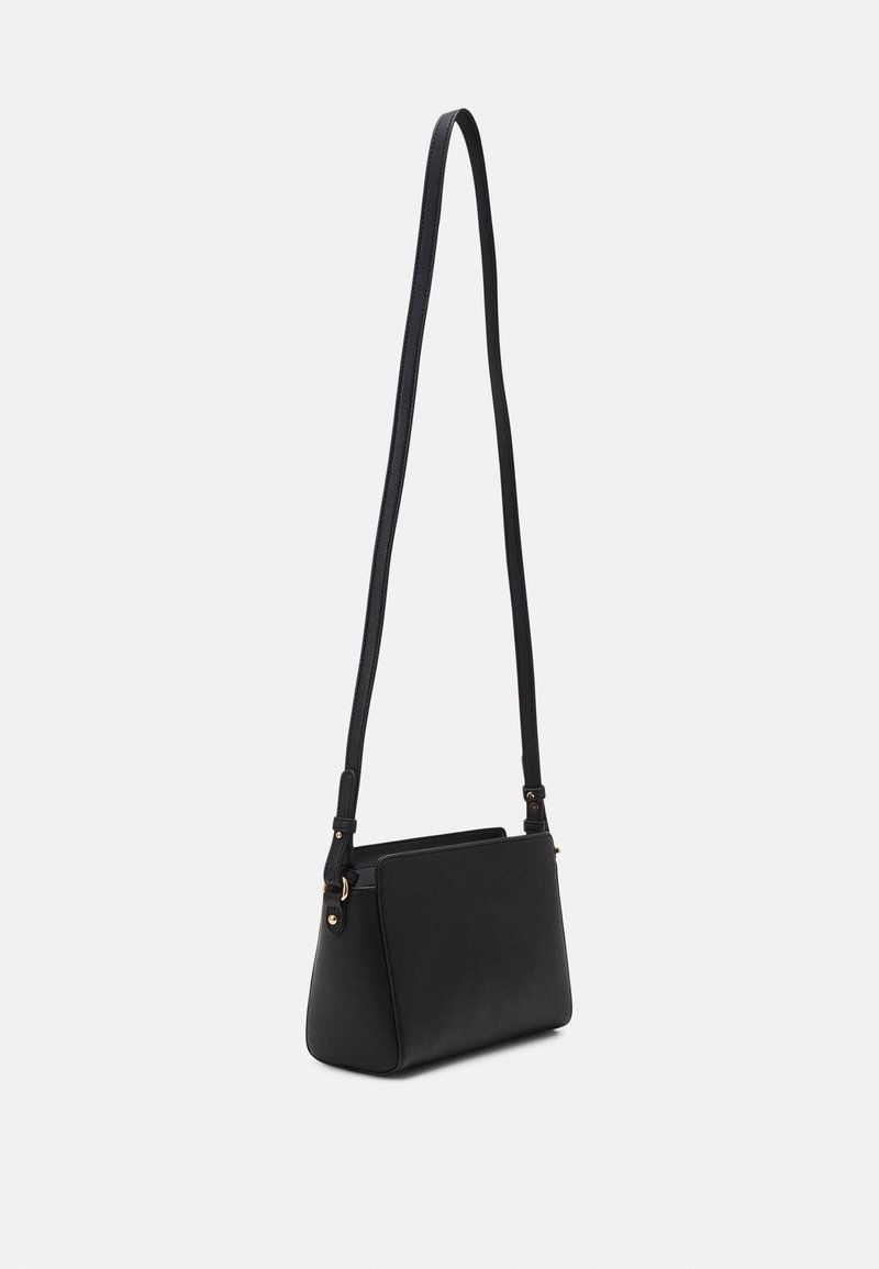Sort crossbody taske lavet af glat læder med en struktureret form. Har en lang justerbar rem og minimalistiske detaljer i guld.