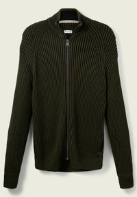 Mörkgrön stickad zip-up-tröja med ribbad textur, hög krage, kontrasterande inre hals och en logobadge i bronsfärg vid fållen.