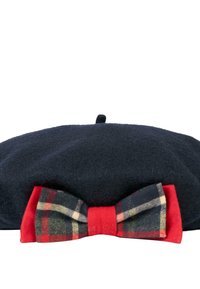Béret en laine bleu marine avec une boucle sur le dessus, orné d'un nœud rouge et à carreaux avec des accents verts, blancs et noirs à l'avant.