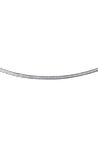 Sølvmetallkjede med et flatt, sammenflettet design, som har en jevn tekstur og lik bredde gjennom hele lengden.