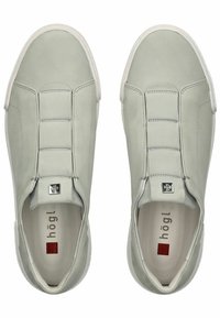 Hellgraue Leder-Slipper mit gepolstertem Obermaterial und elastischen Einsätzen, einer glatten weißen Gummisohle und einem kleinen Logo-Akzent.