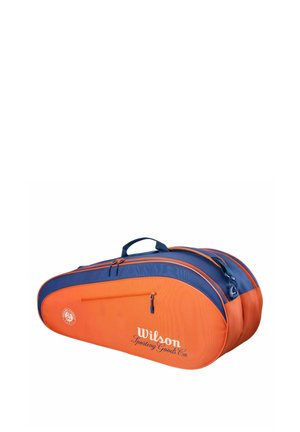 Bolsa de tenis naranja y azul de Wilson Sporting Goods Co. con dos compartimentos principales con cremallera y un bolsillo delantero, diseñada para llevar raquetas.
