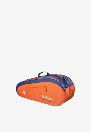 Sac de tennis orange et bleu Wilson Sporting Goods Co. avec deux compartiments principaux zippés et une poche avant, conçu pour transporter des raquettes.