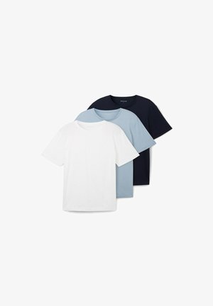 Tres camisetas de manga corta en blanco, azul claro y azul marino. Hechas de algodón suave, con un diseño de cuello redondo sencillo. Sin patrones ni detalles.