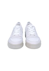 Hvide sneakers med en glat tekstiloverdel, snørebånd foran og en kraftig gummisål med tekstureret mønster for greb.