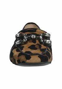 Scarpa in pelle scamosciata con stampa leopardata nei toni del marrone e nero, caratterizzata da un'ornamentazione in gemma nera sul vamp. Design con punta arrotondata e suola piatta.