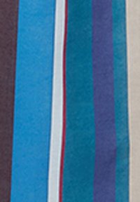 Tessuto con righe verticali in tonalità di blu, grigio e viola, caratterizzato da variazioni di larghezza e una sottile striscia di accento rossa.